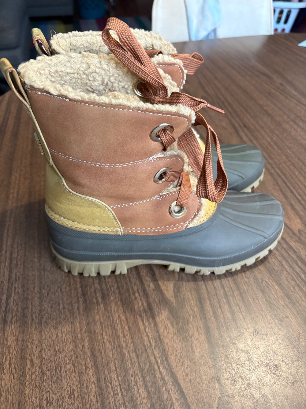 Tommy Hilfiger Size 7 Duck Boots Faux Shearling Lined Waterproof
